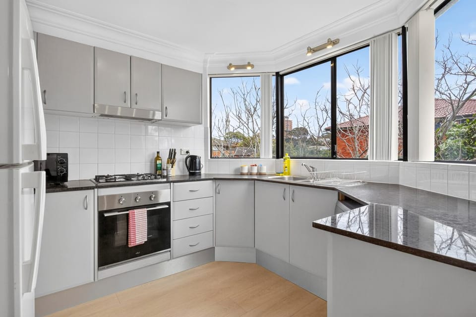Coffee/tea facilities, Kitchen or kitchenette, dishwasher, oven, stove, toaster, kitchen