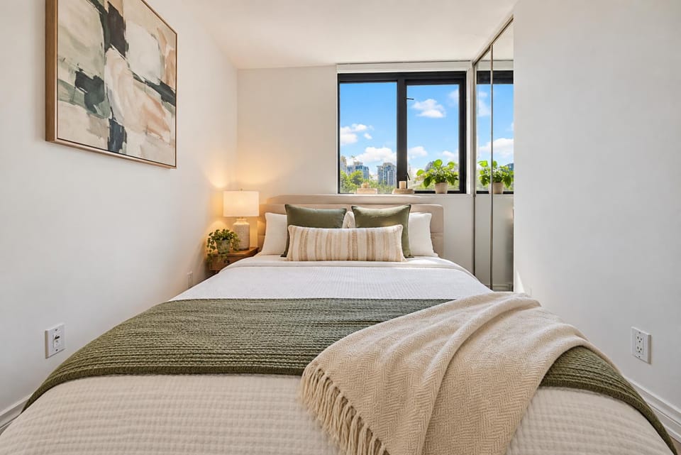 Beautiful 2BR City Getaway Near Yaletown Apartment in Vancouver