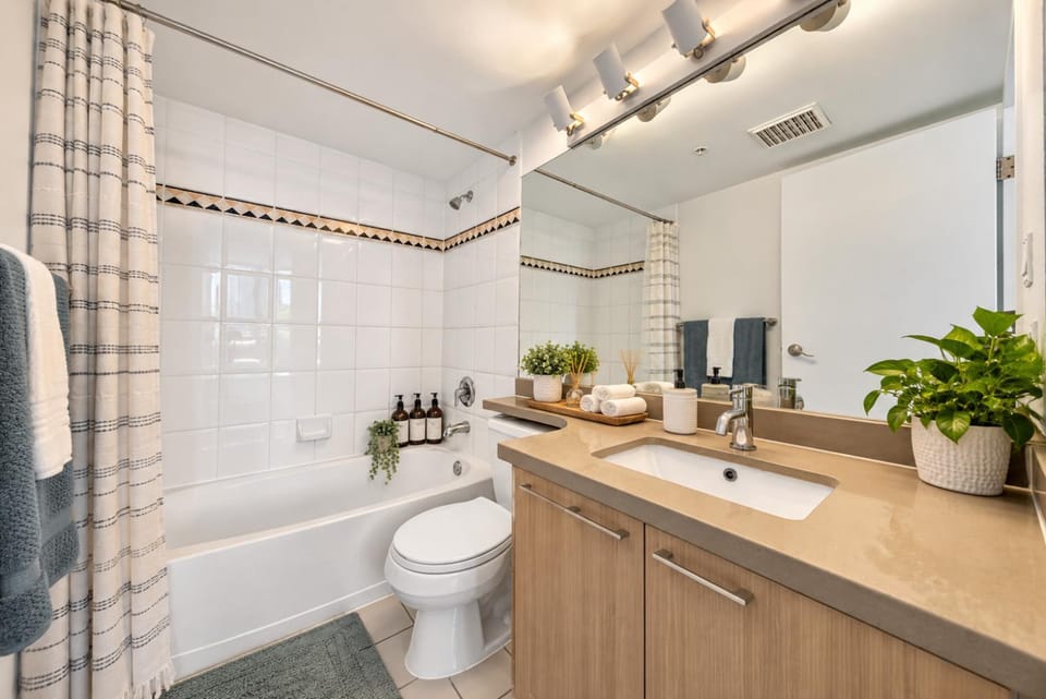 Beautiful 2BR City Getaway Near Yaletown Apartment in Vancouver