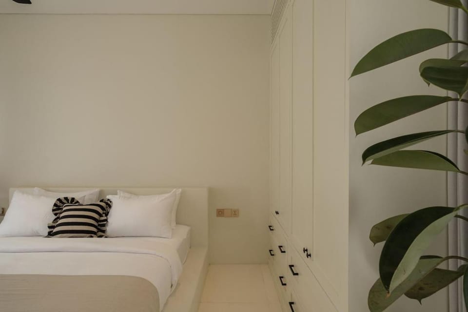 New 3-Bedroom Glass-Side Pool Nyang Nyang Villa in Bali
