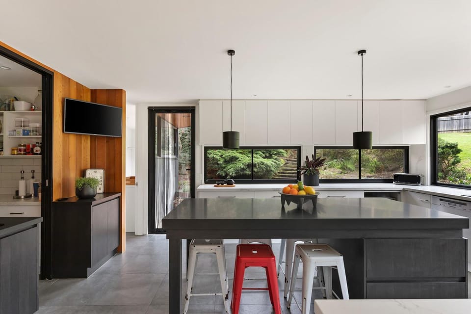 Treetop Estate with Heated Solar-Pool House in Mount Eliza