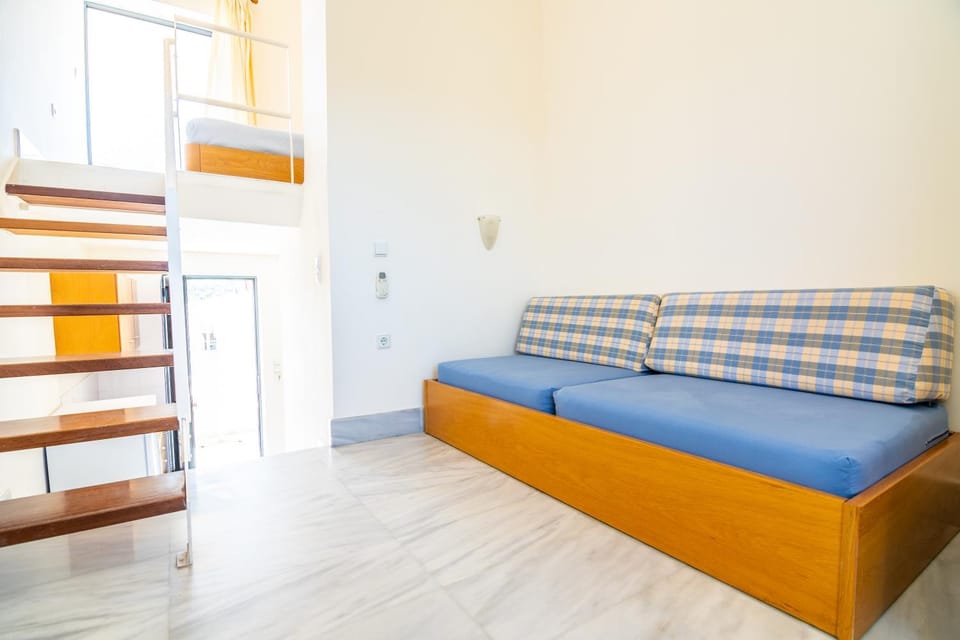 Bed, Living room, Photo of the whole room, Seating area, Bedroom