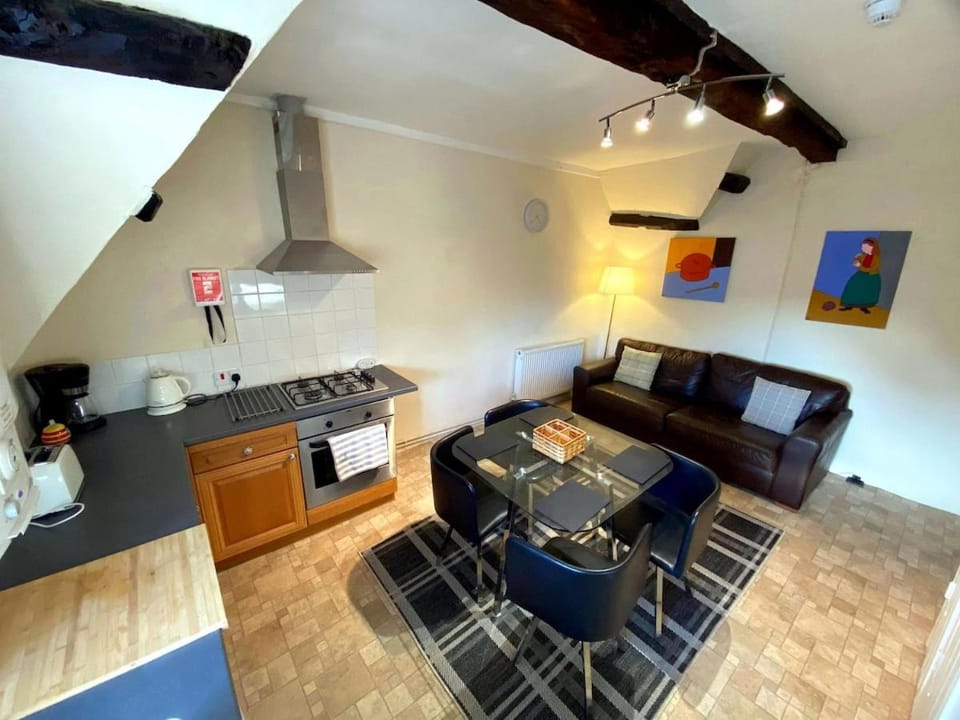 The Tetbury Loft - characterful 3 bedroom town centre flat Apartment in Tetbury