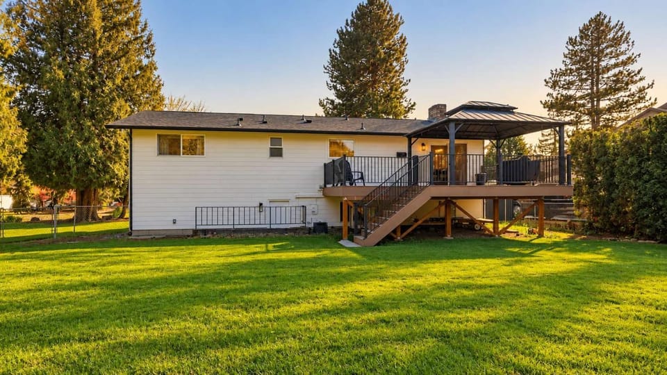 Vancouver 4BR - Games Fenced Yard & Deck House in Vancouver