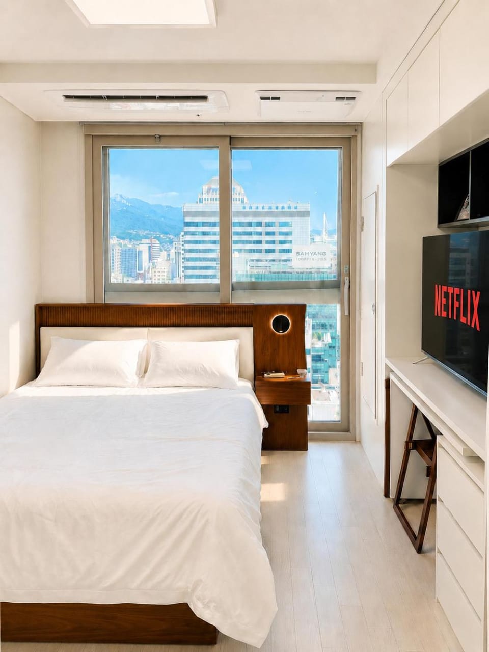 Bed, TV and multimedia, Photo of the whole room, Bedroom