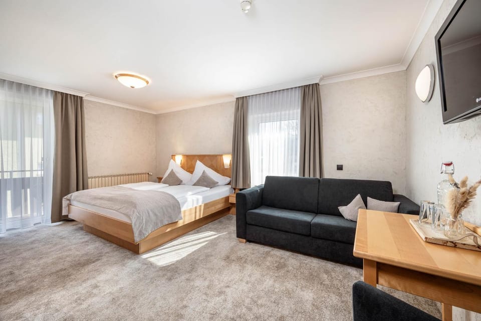 Bed, Photo of the whole room, Seating area