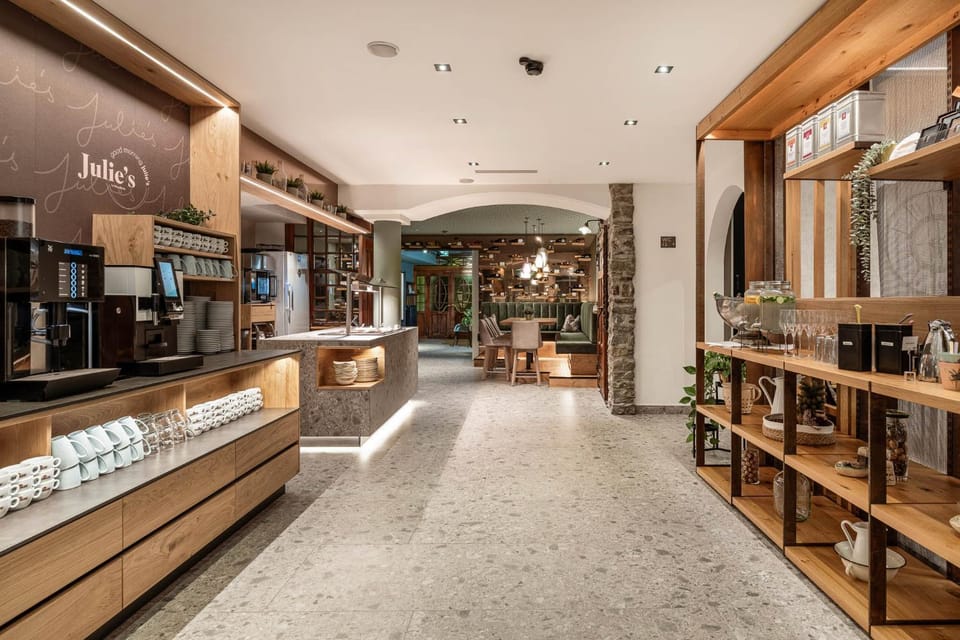 Coffee/tea facilities, Breakfast
