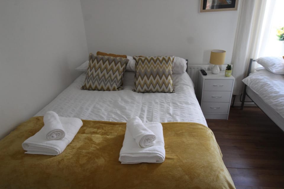 Bed, Bedroom, towels