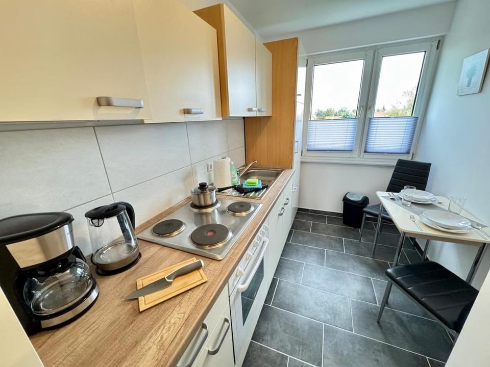 Coffee/tea facilities, Kitchen or kitchenette, Dining area, stove, toaster