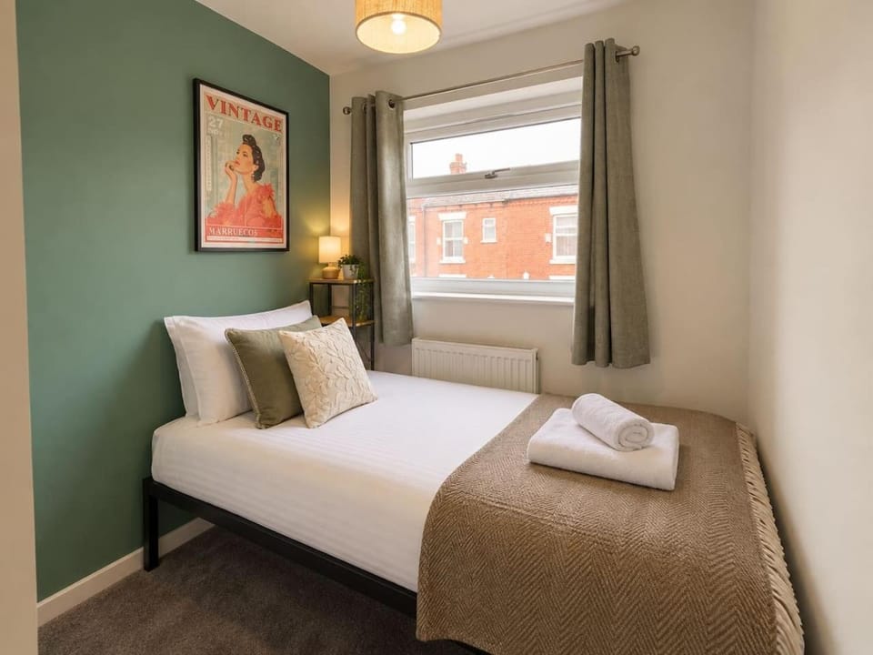 Turf Lawn By Furnished Accommodation, great links to Manchester, perfect for families and trades House in Manchester