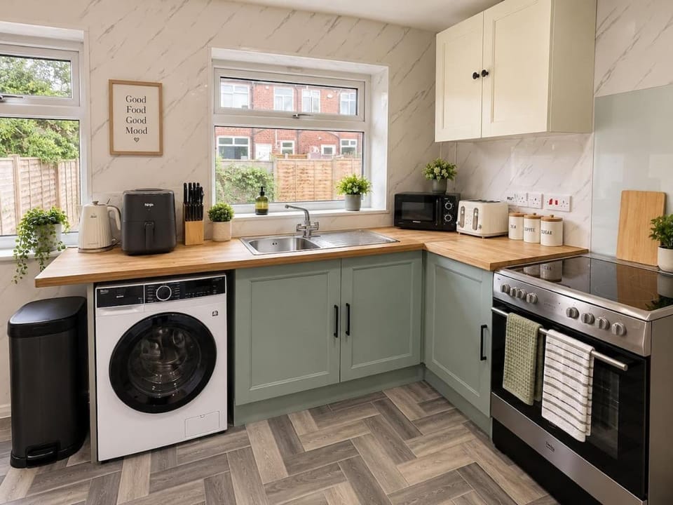Turf Lawn By Furnished Accommodation, great links to Manchester, perfect for families and trades House in Manchester