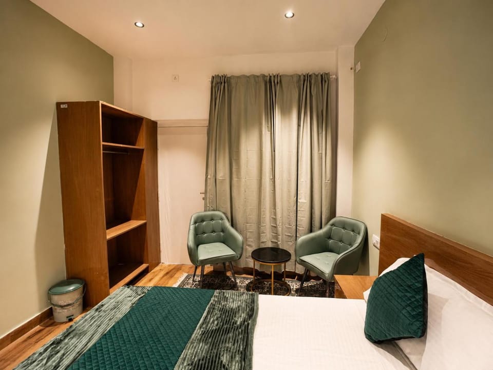 Bed, Living room, Photo of the whole room, Seating area, Bedroom