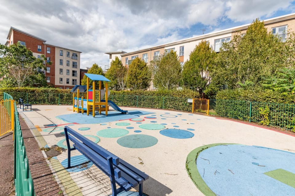 Duplex flat with balcony with gated parking Apartment in Reading