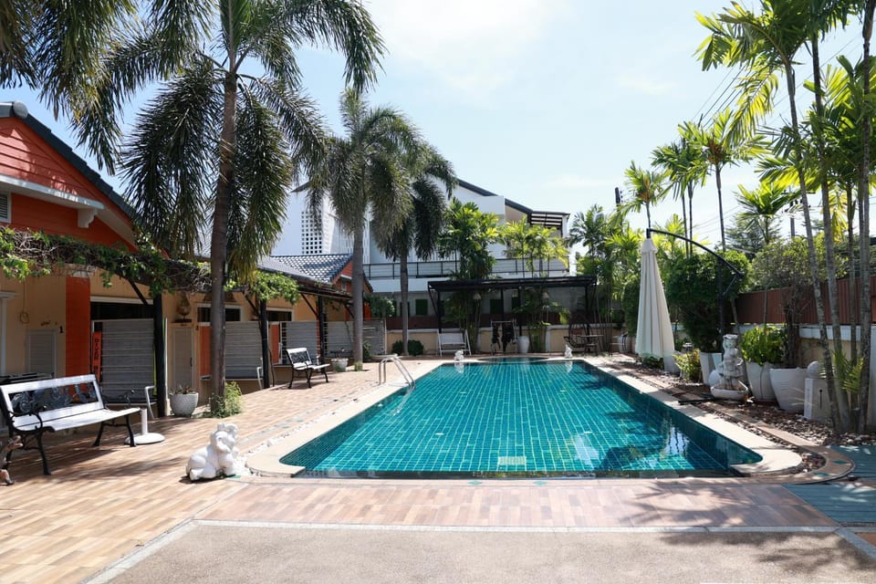 查龙泳池景观直通套房 4号房 Bed and Breakfast in Chalong