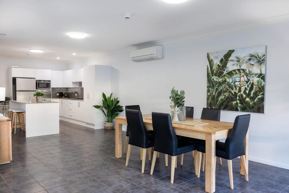 Kitchen or kitchenette, Seating area, Dining area, air conditioner