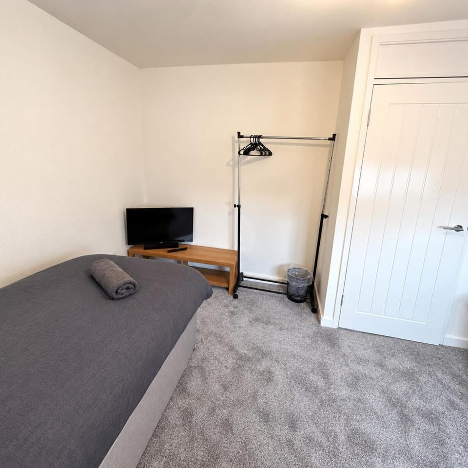 3BR Sleeps 6, Free Parking Apartment in Cumbernauld