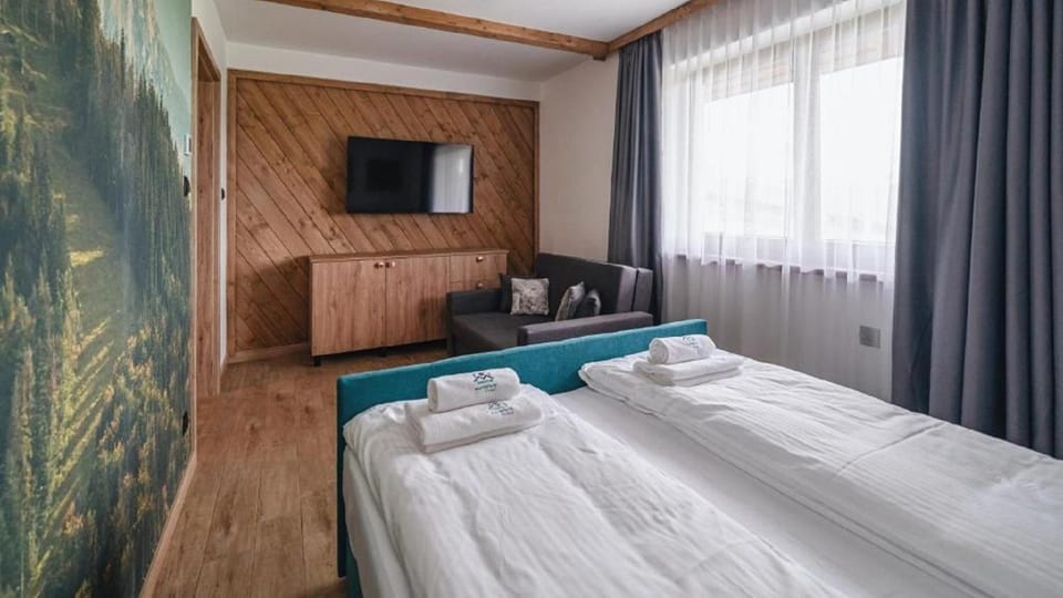 Bed, TV and multimedia, Bedroom