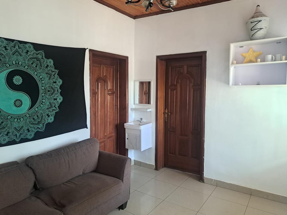 Laurazvillahomestay House in Africa