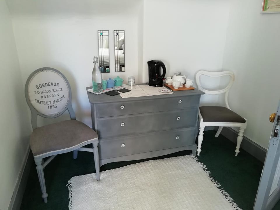 Coffee/tea facilities, Seating area