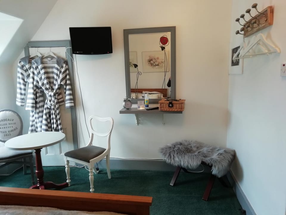 Day, Decorative detail, Seating area