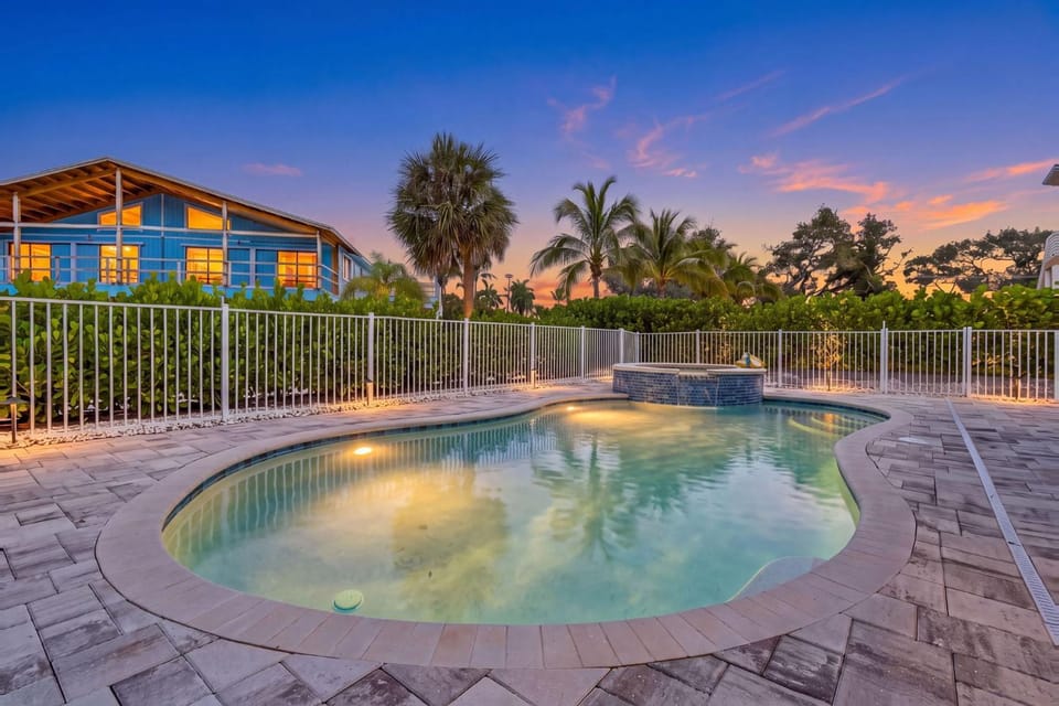 Beachside Bliss with Heated Pool, Spa, Bikes & Views - Cozy Cottage - Roelens House in Estero Island