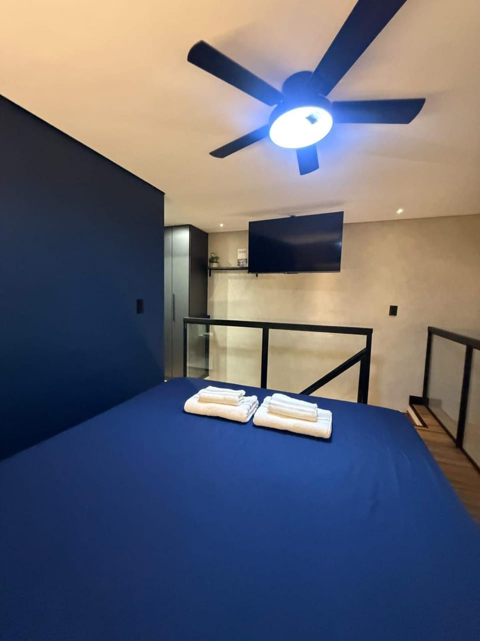 Bed, TV and multimedia, Photo of the whole room, Bedroom