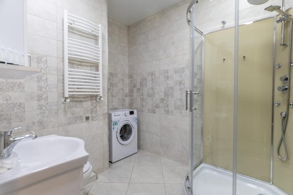 Shower, Toilet, Bath, towels