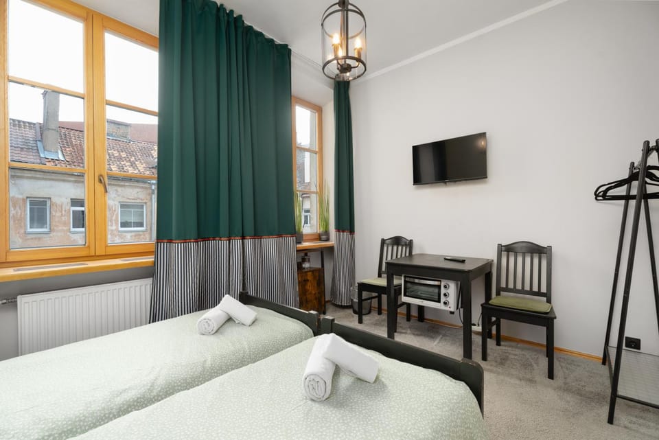 Bed, TV and multimedia, Bedroom, towels
