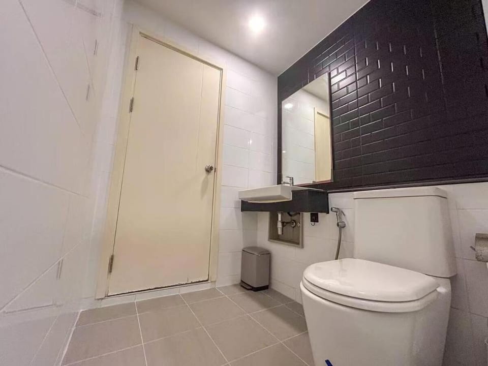 ESA1-2BR Apartment in City Center 5 min walk to Central Festival Free Pool Gym Work Area Parking 24-hour Security Apartment in Chiang Mai