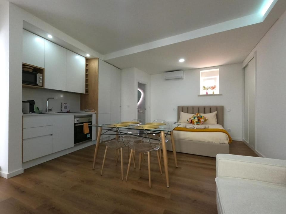 Bed, Kitchen or kitchenette, Dining area, oven, stove, air conditioner