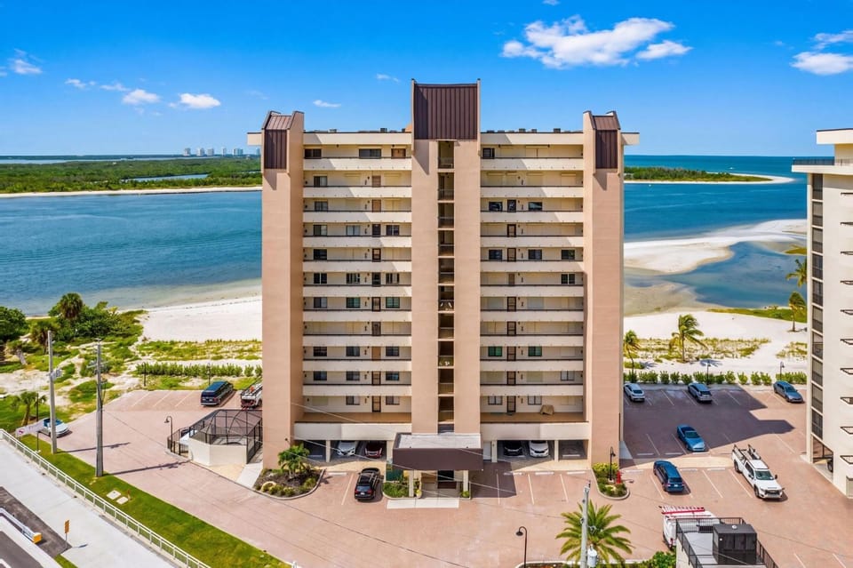 Beachfront Bliss with Coastal Charm & Island Views - Condo Islands End 601 - Roelens House in Estero Island