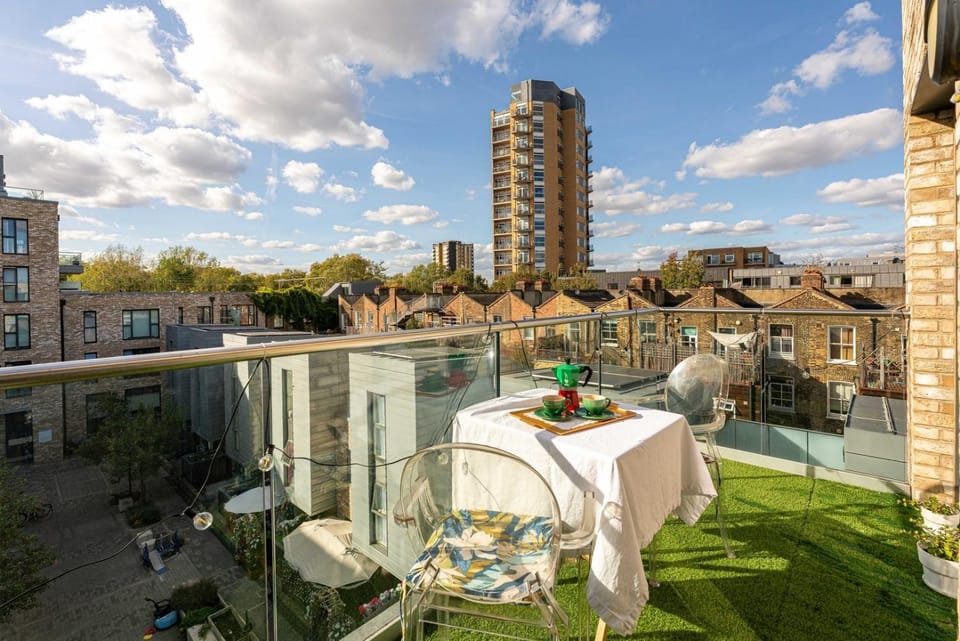 Bright 1BR Flat with Balcony in London Fields Apartment in London Borough of Hackney