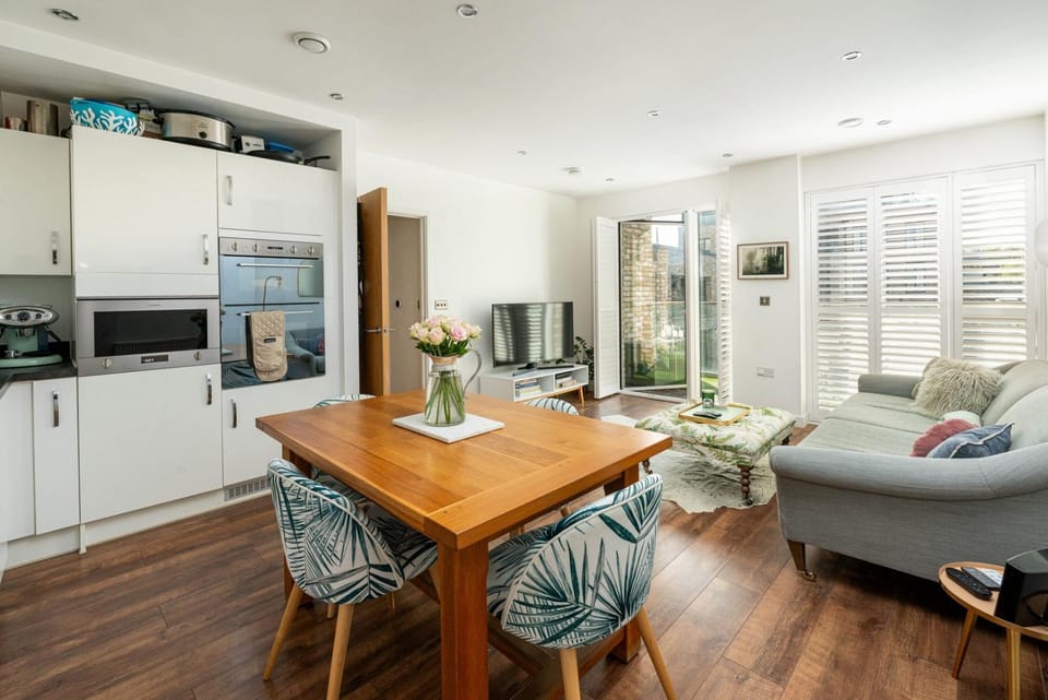 Bright 1BR Flat with Balcony in London Fields Apartment in London Borough of Hackney