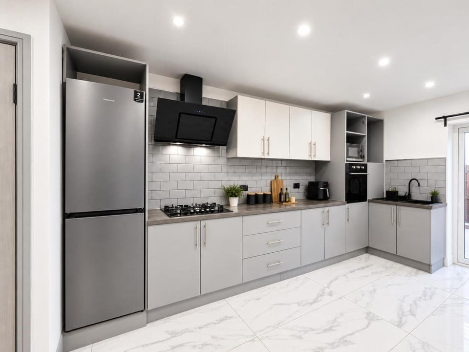 4 Bedroom Home with 2 Bathrooms, Parking and WiFi House in Wolverhampton