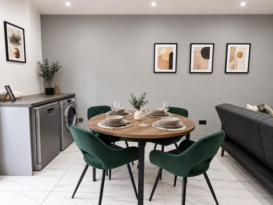 4 Bedroom Home with 2 Bathrooms, Parking and WiFi House in Wolverhampton
