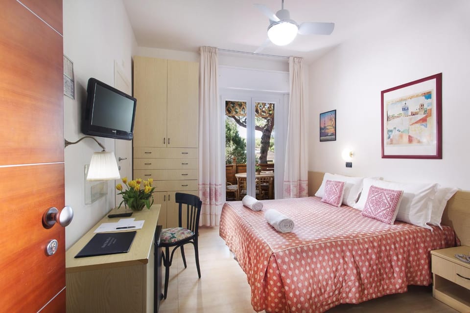 Bed, TV and multimedia, View (from property/room), Photo of the whole room, Bedroom