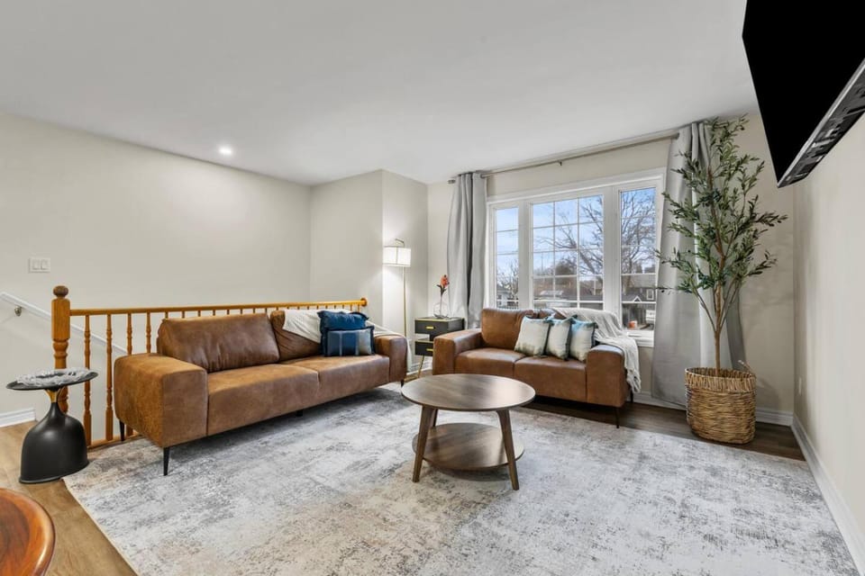 The Charming Chelsea Suite 28+nights House in Saint Catharines
