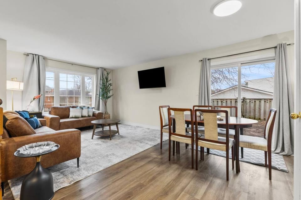 The Charming Chelsea Suite 28+nights House in Saint Catharines