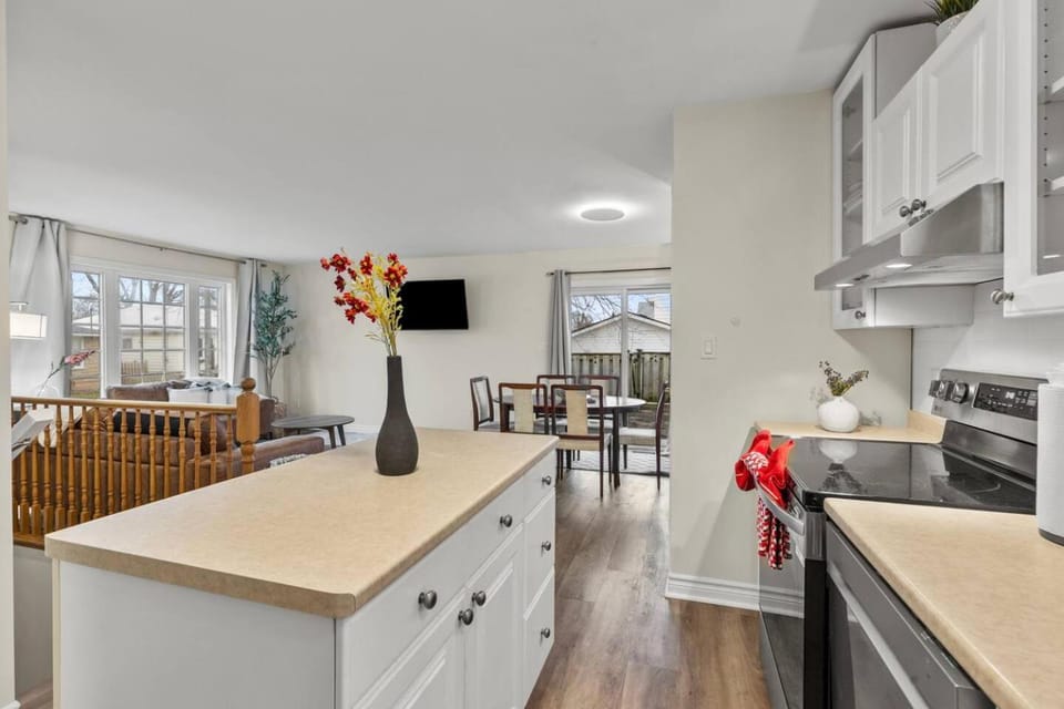 The Charming Chelsea Suite 28+nights House in Saint Catharines