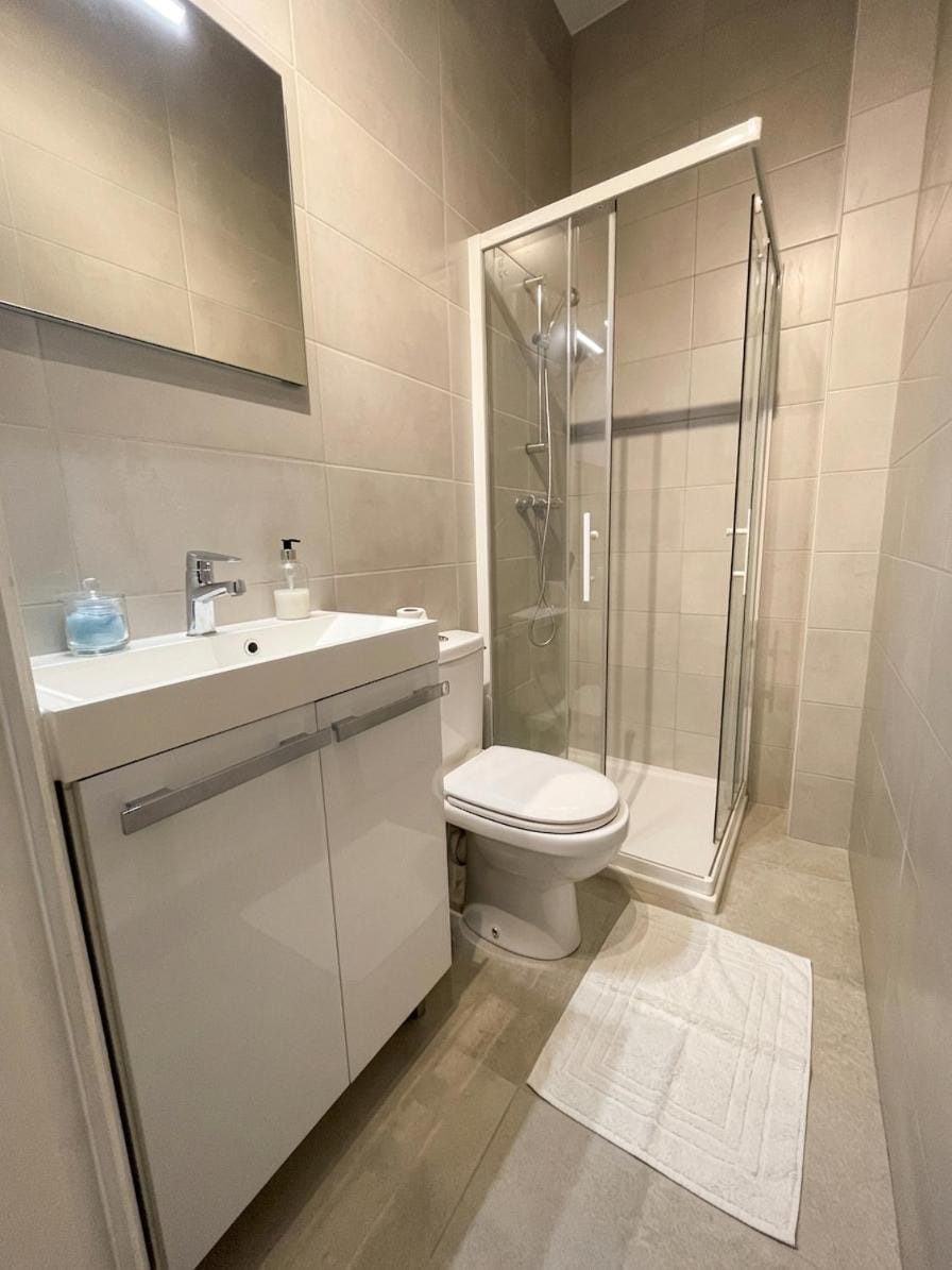 Shower, Toilet, Bathroom, towels