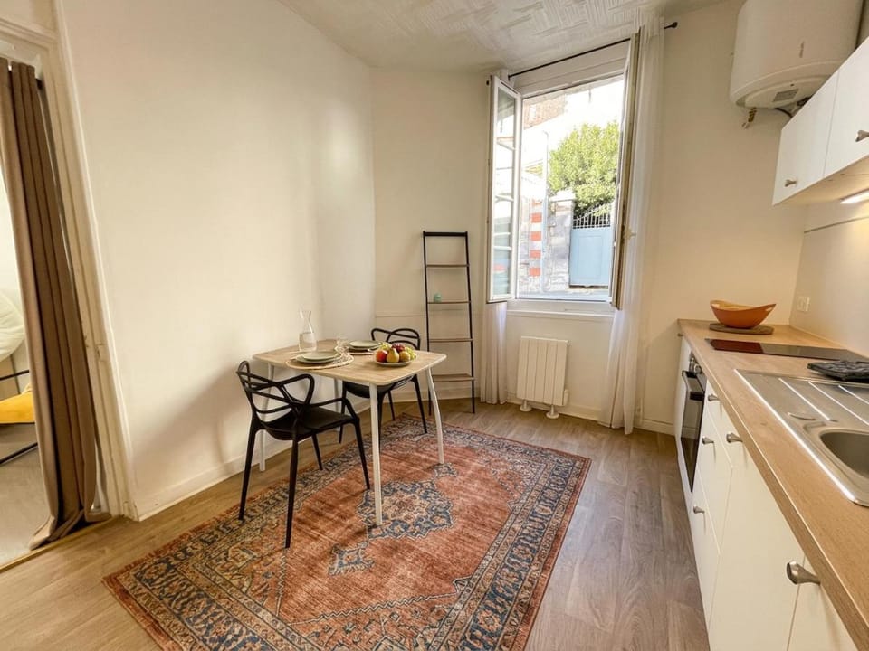 Kitchen or kitchenette, Dining area, oven, stove