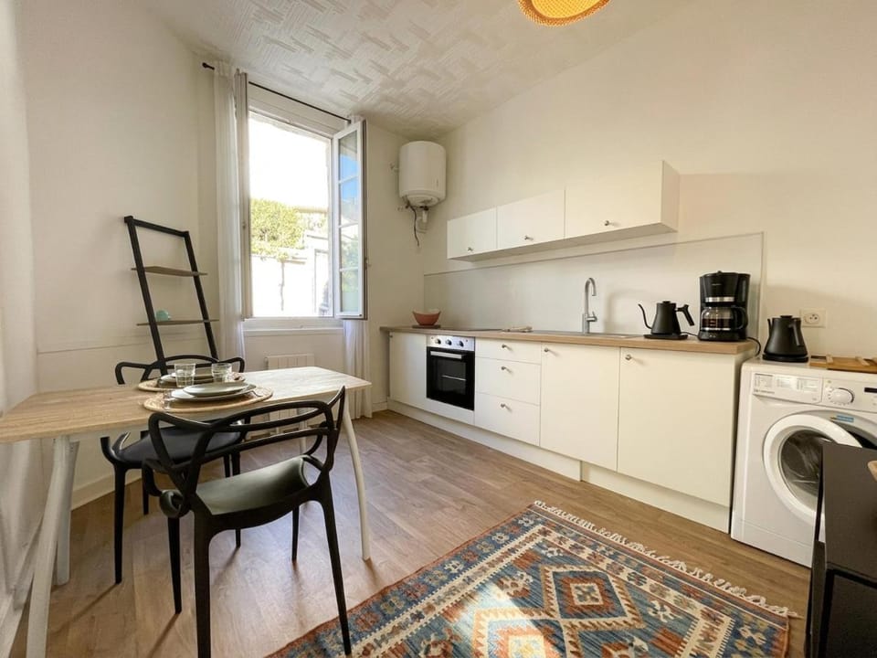 Coffee/tea facilities, Kitchen or kitchenette, Dining area, oven, stove