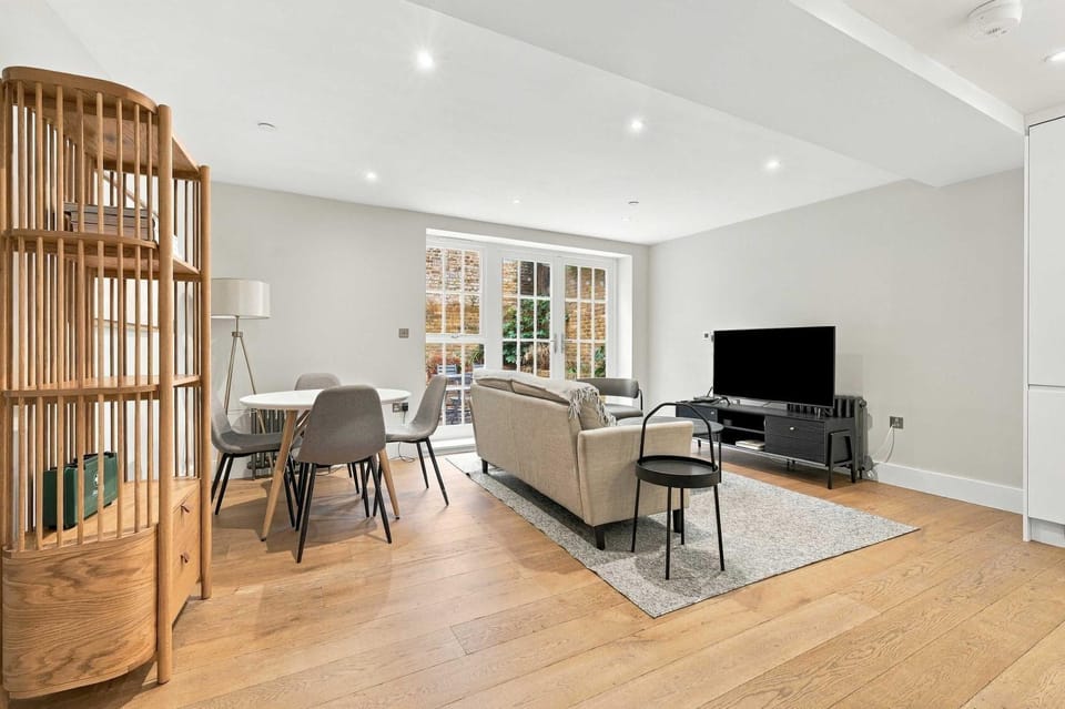 The Cedar l 2 Bed l Lower Marsh Waterloo Apartment in City of Westminster