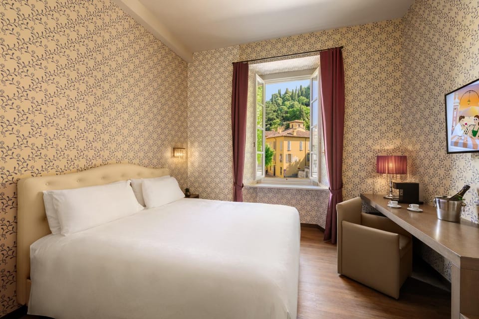 Bed, TV and multimedia, Photo of the whole room, Seating area, Bedroom