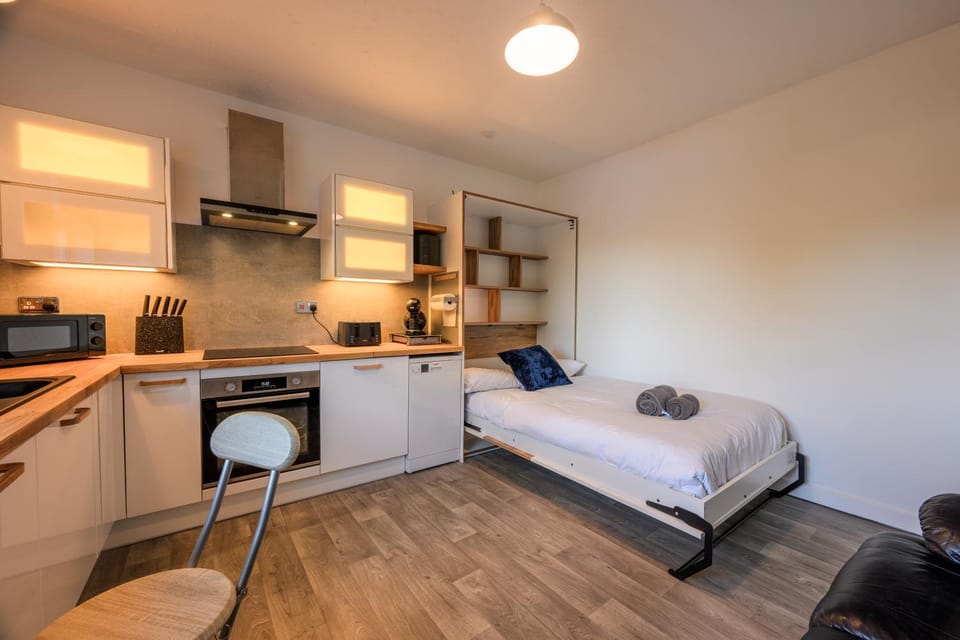 Bed, Seating area, Dining area, kitchen