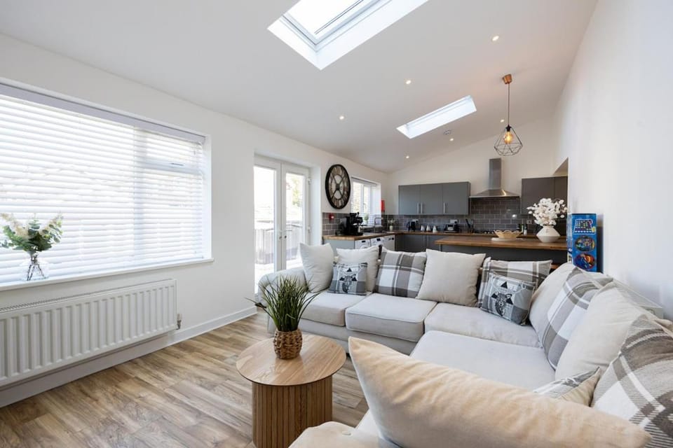 Luxury 5 Bedroom 5 En-suite Home House in Salford