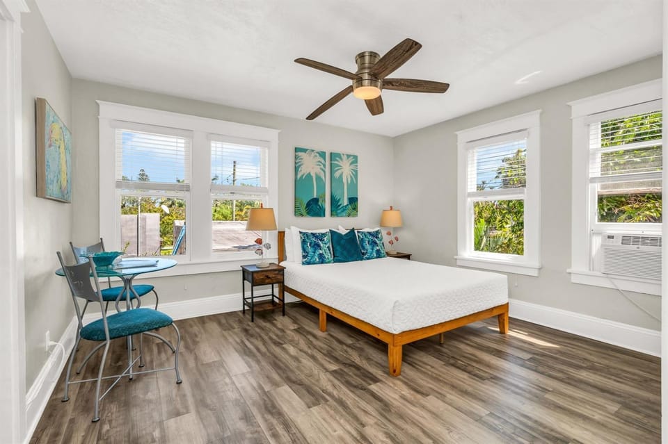 Birds of Paradise - Cottage #2 Apartment in Lantana