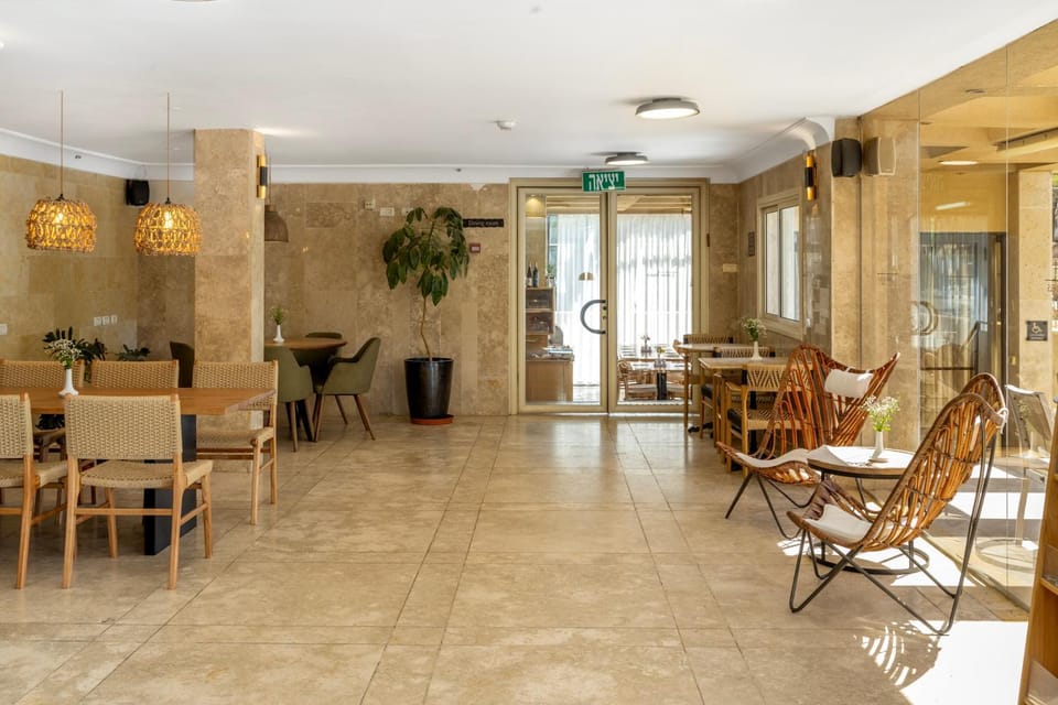 Restaurant/places to eat, Seating area