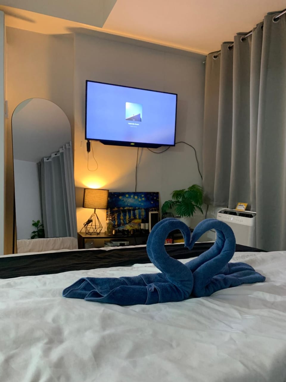 Bed, TV and multimedia, Bedroom, towels
