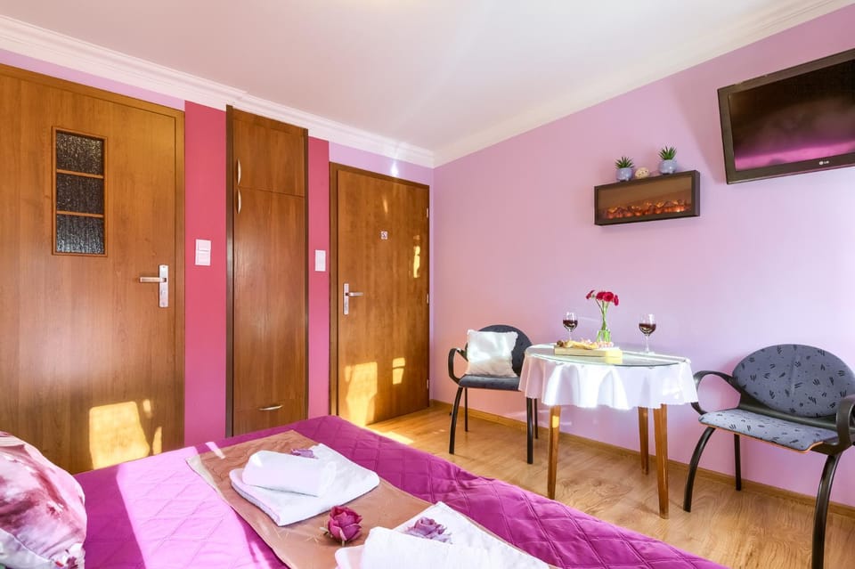 Bed, TV and multimedia, Photo of the whole room, towels, wardrobe